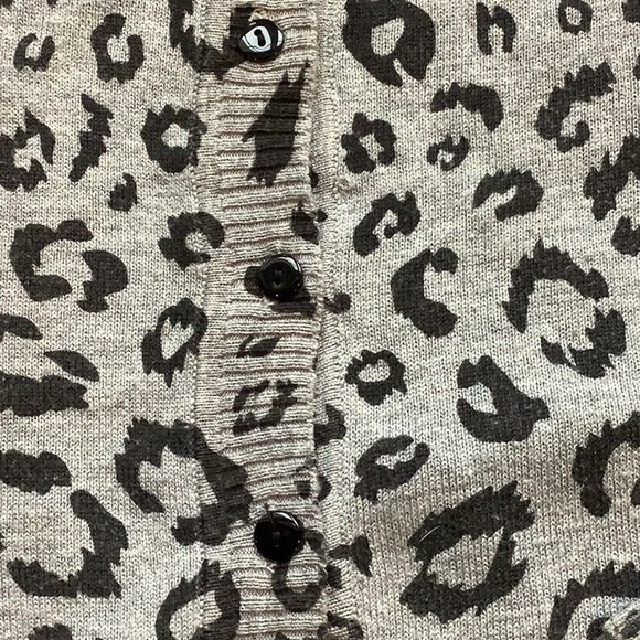 WOMENS COTTON V NECK CARDIGAN SWEATER, M, GRAY/BLACK LEOPARD PRINT - Picture 7 of 9
